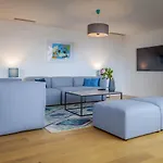 Parkside Marina Vista - By Lovelystay شقة